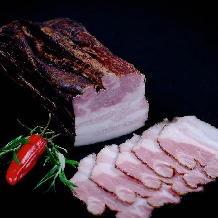 Niederbayerisches Schwarzgeräuchertes Wammerl – Traditionelle Räucherkunst über Buchenholz