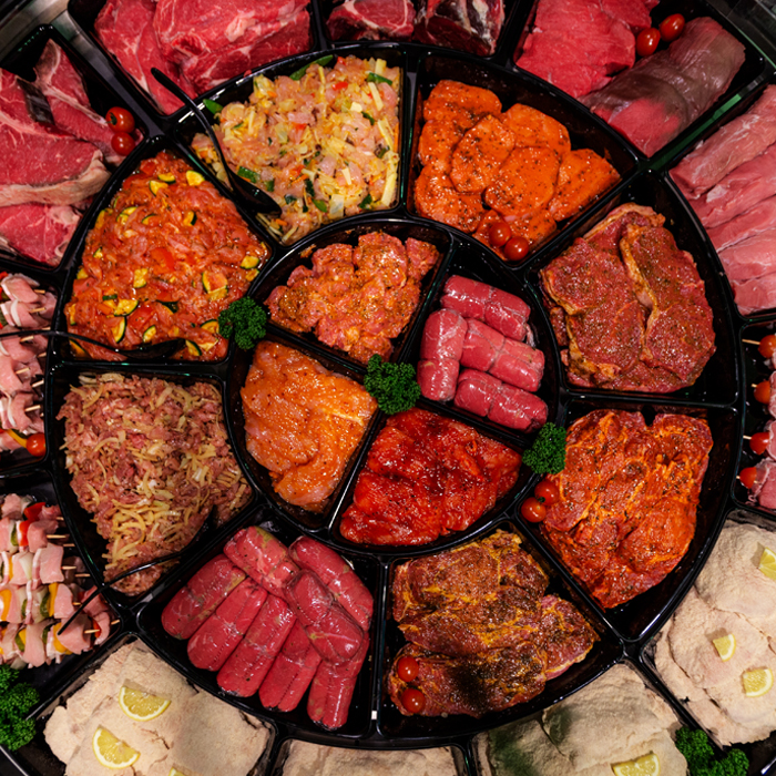 Strip Loin, Aloyau, Reifung, mindestens, 21 Tage, Fleischsaft, rosa, Rinderoberschale im Ganzen, Rinderoberschale, Keulen-Innenseite, Rinderrouladen, Rindsroulade, gewickelt, Fleischgericht, Österreich, Polen, Tschechien, Rouladen, groß, Speck, Zwiebeln, saurer, Gurke, gerollt, Rollen, Küchengarn, zusammengebunden, Rouladennadeln, Zahnstocher, fixiert, kurz, heiß, angebraten, geschmort, Rinderschulter flach, Schulterblatt, Blattschulter, fein, Fleischfasern, dünnen, Bindegewebsstrang, durchzogen, Mitte,  Charakteristisch, Sehne, Feinschmeckern, Schmorbraten, Tellerfleisch, Rinderschulter dick, Rindersemerrolle, Jungbullenrolle, Rinderkeule, Schwanzrolle, Meisel, Sauerbratengericht, gleichmäßig, positioniert, portioniert, Profikoch, Rindertafelspitz, Tafelspitz, spitz, zulaufend, Ende, Muskelstrang, auslaufend, Schwanzstück, Hüftdeckel, grenzt, Sous-Vide-Garen, Suppenknochen, Markknochen, Rindermarkknochen, Röhrenknochen, Brühen, Soßen, Zwerchrippe vom Rind, vordere, Rinderrippe, Hals, Hochrippe, Bindegewebe