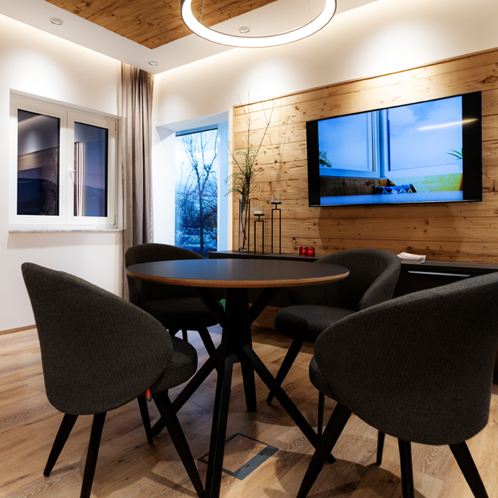 Gestaltung, Oberfläche, Kunde, zahlreich, Möglichkeit, Verfügung, Holz-Alufenster, kubisch, Fenstersystem, maximal, Kantenbetonung, umlaufend, Schattenfuge, Flügelrahmen, Blendrahmen, flächenbündig, konstruiert, Blendrahmendichtung, vollintegriert, Regenschiene, kontrolliert, Kontrolle, Entwässerung, Innenseite, Aluschale, glatt, aufgeräumt, Optik, sichtbar, Schweißnähte, Schweißen, Naht, Überblick, beraten, persönlich, zeigen, Rahmen, Hochwertig, Isolierverglasung, Glasstärke, Optimiert, Einsatz, Statisch, Trockenverglasung, Schalldämmung, Kammer-Aufbau, Zusätzlich, Verbesserung, Schaumtechnologie, IKD, Sicherheitsstandard, optional, verdeckt, Bandseite, Kunststofffenster, Dichtung, besser, Schutz, eindringend, Feuchtigkeit, Mitteldichtungssystem, stabil, Mittelsteg, mechanisch, Teile, Einflüssen, Einfluß, Ansichtsbreite, Flügelabdeckprofil, Witterungseinflüssen, Dauerelastisch, Versieglung, Außenseite, Glasleiste, eingefräst, Schließteile, vereinfacht, Reinigung, Steinbankfalz, vorgerichtet, Alufensterbank