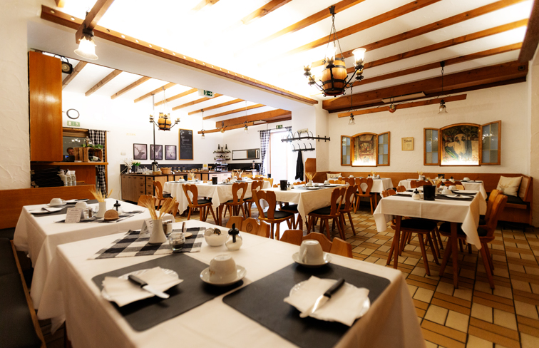 Nähe, Schiffsanlegestelle, flussaufwärts, Passau, Genießen, gutbürgerlich, Tasse, Kaffee, Stück, selbstgebacken, Kuchen, wunderbar, Donaupanorama, wirken, Vilshofen, Vilshofen an der Donau, Gastronomie, Gasthaus, Gaststätte, Gasthof, Wirtshaus, Lokal, Essen, Trinken, Eis, Restaurant, Küche, Biergarten, Pension, Zimmer, Fremdenzimmer, Gästezimmer, Übernachten, Schlafen, Unterkunft, Radfahrer, Donauradweg, Bike, eBike, E-Bike, Familie, Begrüßung, Herzlich, Traditionsgasthof, Stadtplatz, servieren, Brauerei, Bräustüberl, traditionell, Bayerische Küche, Gäste, frühstücken, Frühstück, Festsaal, Hochzeiten, Geburtstage, Versammlungen, passenden, Rahmen, gemütlich, Biergartenterrasse, Terrasse, besten, Blick, bunte, Treiben, typisch, bayerische, Schmankerl, freundlich, Lächeln, natürlich, frisch, gezapft, Wolferstetter, Zimmer, Urig, renoviert, Gastzimmer, kombinieren, rustikal, Ambiente, modern, Komfort, schlafen, einfach, gut, Morgen, Akku, laden, Frühstücksbuffet, kosten, Fahrrad, Fahradgarage, Bikegarage