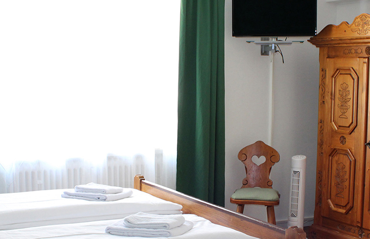 Brotzeitbrettl mit regionalen Wurstspezialitäten, kaltem Braten, Bergkäse und eingelegten gegrillten Gemüse, Dessert, Karamellisierte Apfelkücherl mit Beerenragout, Speisekarte, miteinander, groß, neu, gestaltet, altehrwürdig, Charme, erhalten, Feste, Feiern, Veranstaltungen, 120 Gästen, Gern, Anfrage, Zeit, neues, bieten, Catering, Kochkurs, Küchenchef, Backkurs, Patissier, Fan-Shop, Lieferservice, Schmankerl-Express, Übernachtung im Privatboot auf der Donau, buchen, Facebook, Social Media, Nacht, Durchreise, Radlkeller, perfekt, ausgestattet, Personal, hilft, tatkräftig, Räder, einparken, Sehr, sauber, Unterkunft, bayrisches Bier, immer, gut, April, Toplage, sehr, regional, komfortabel, rundum, wohlgefühlen, Viel, Dank, schön, Aufenthalt, Wirtsfamilie, fair, Preis, Familie, Kinder, persönlich, kümmern, willkommen, Terrassencafé, Verkehrslandeplatz Vilshofen an der Donau, unmittelbar, Nähe, Schiffsanlegestelle, flussaufwärts, Passau, Genießen, gutbürgerlich, Tasse, Kaffee, Stück, selbstgebacken, Kuchen