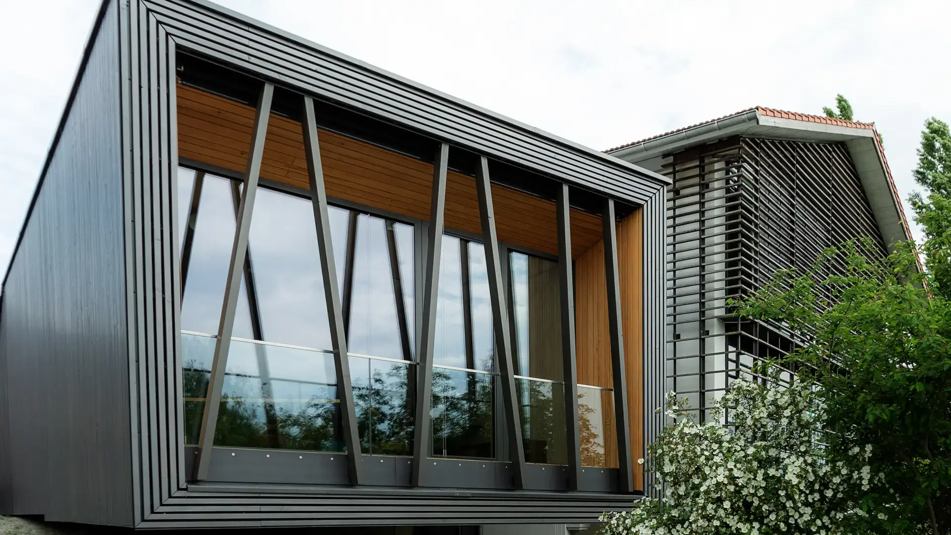 Premium Holzfenster Niederbayern: Handgefertigte Natur-Holzfenster in der preisgekrönten Architektur des Hofguts Hafnerleiten