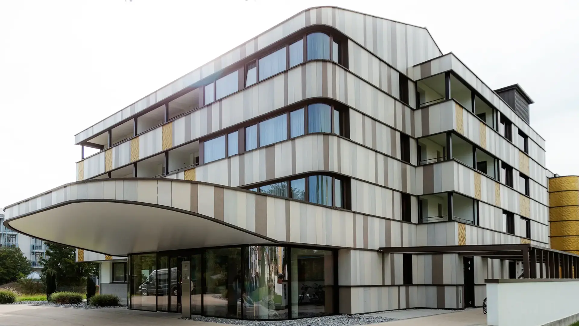 Thermalresort Köck Bad Füssing – Exklusive Fassade und Fenster-Sonderverglasung von Schreinerei Renaltner