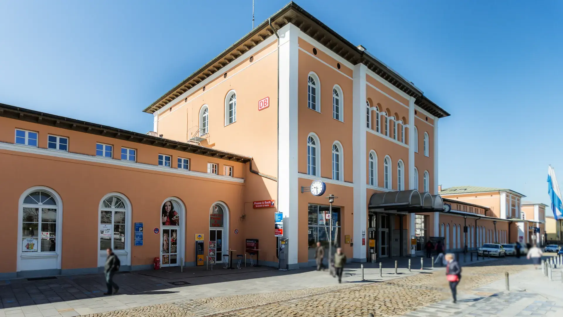 Denkmalschutz Passau: Historische Holz-Kastenfenster und Rundbogen-Rekonstruktion am Hauptbahnhof durch Schreinerei Renaltner