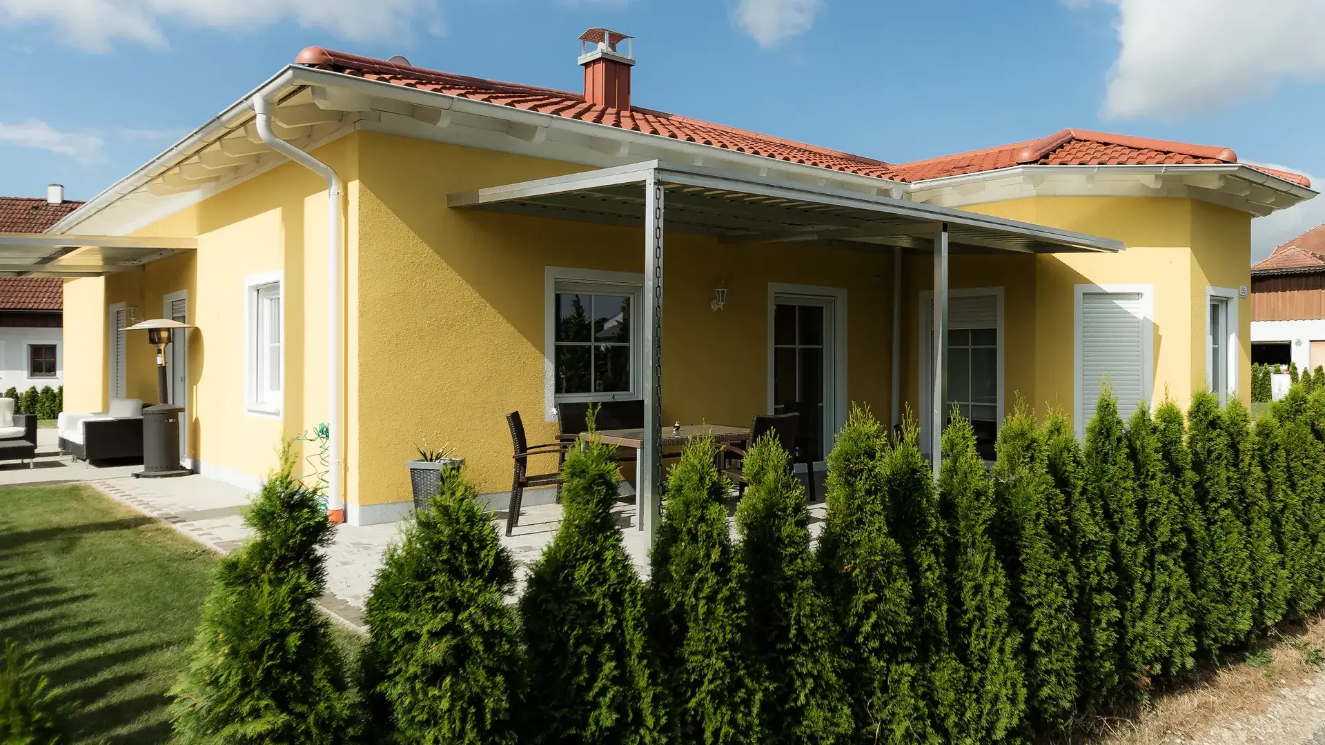 Fenster Oberösterreich & Innviertel: Hocheffiziente Kunststoff-Fenstersysteme der Modellreihe Finis für moderne Bungalow-Architektur